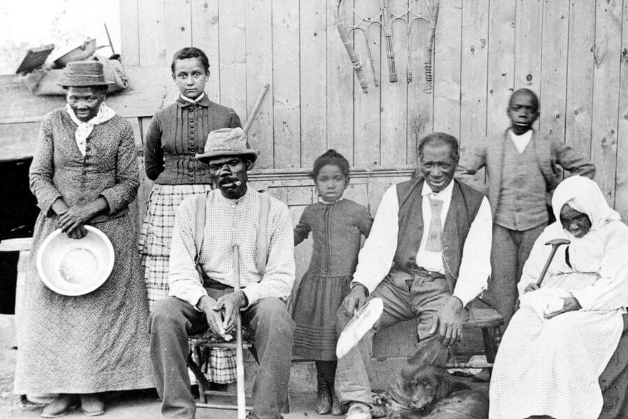 Harriet Tubman with rescued slaves