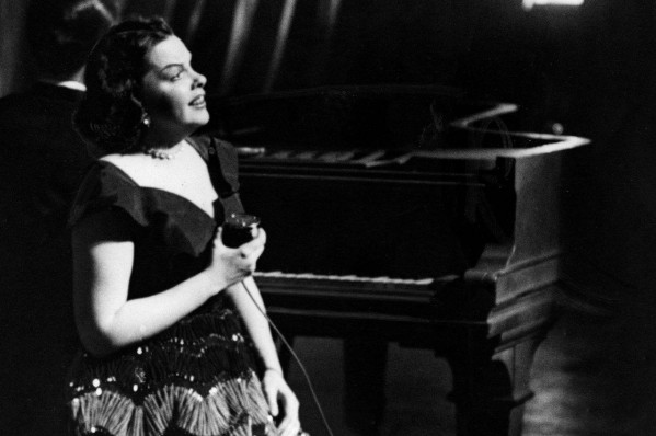 A comfortably confidant Judy Garland in Glasgow, 1951. This was right after Judy's huge success at the Palladium.